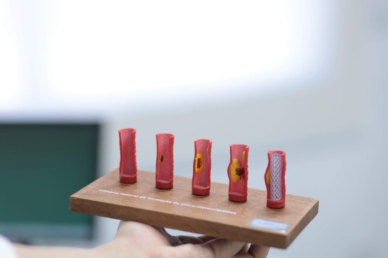 Consultório com quadro de lírios