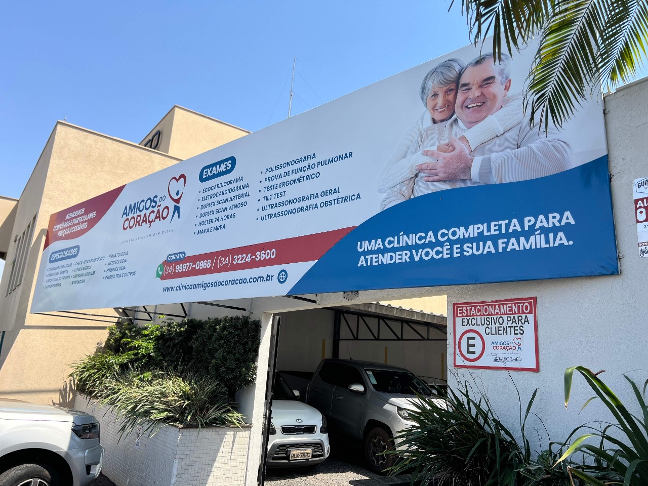 Consultório com quadro de lírios